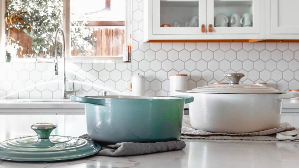 How to Clean Le Creuset Cookware the Proper Way - THE ...